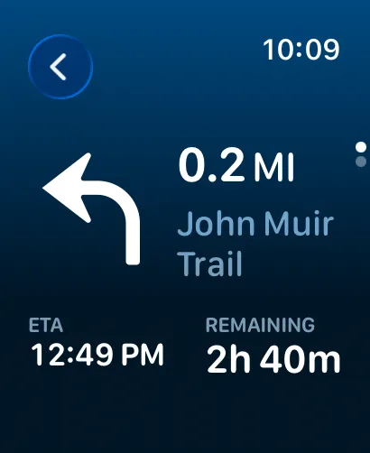 深蓝色逐向导航指引界面，显示在 John Muir Trail 上还有 0.2 miles 即将向左转