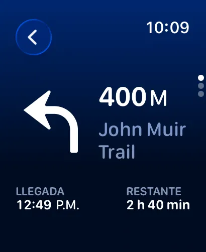 Pantalla de navegación paso a paso en azul intenso mostrando un giro a la izquierda en 0.2 miles en el John Muir Trail