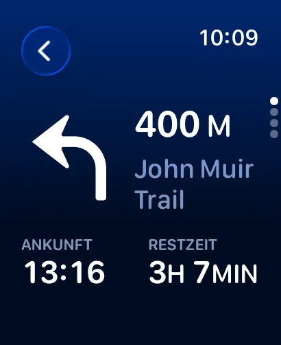 Tiefblauer Bildschirm mit Abbiegehinweis: auf dem John Muir Trail in 0,2 Meilen links abbiegen