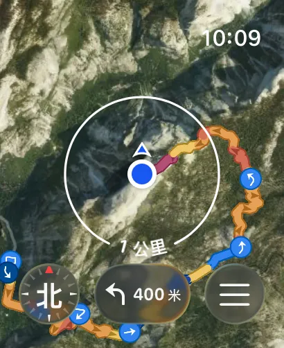 在 Apple Watch 上基于卫星影像创建的点对点路线，配有定位标点和搜索半径圆环
